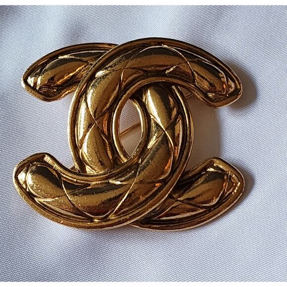 US Based Authentic Vintage CHANEL 2.5" Quilted CC Brooch Pin w dust bag and box - Picture 1 of 9
